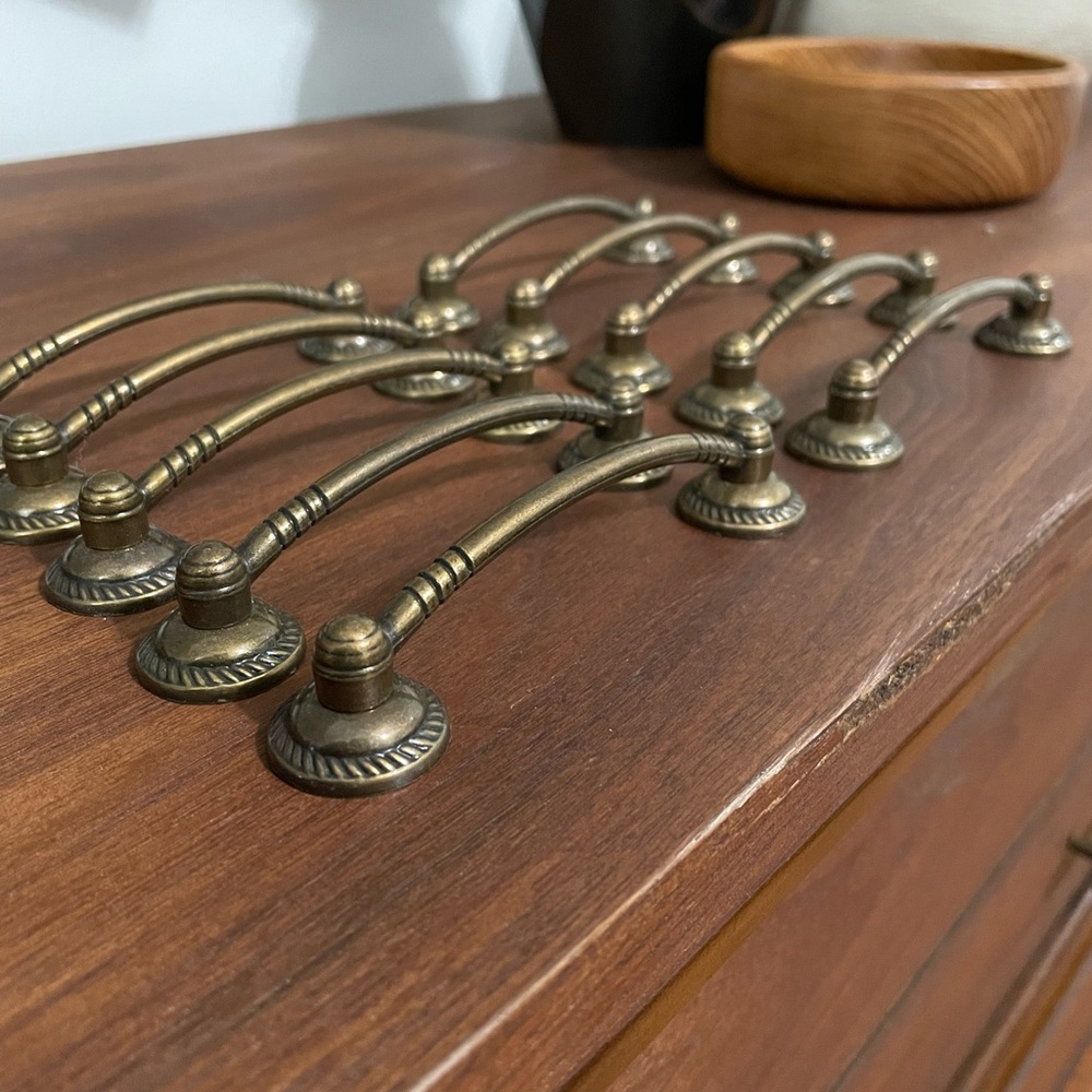 (Lot of 10) Antique Brass Drawer Pull - Picture 2 of 6